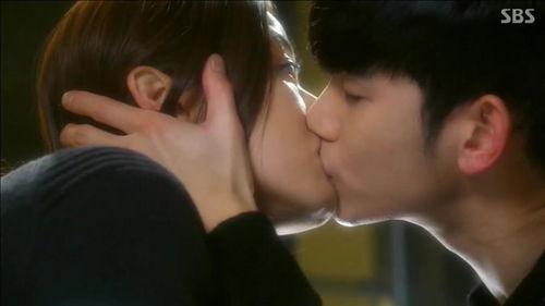 亲嘴视频视频大全床强吻,床边强吻视频大全揭秘