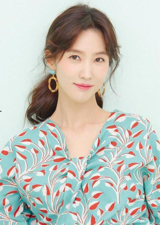 韩国明星李秀景,璀璨星途，从韩剧女神到时尚先锋