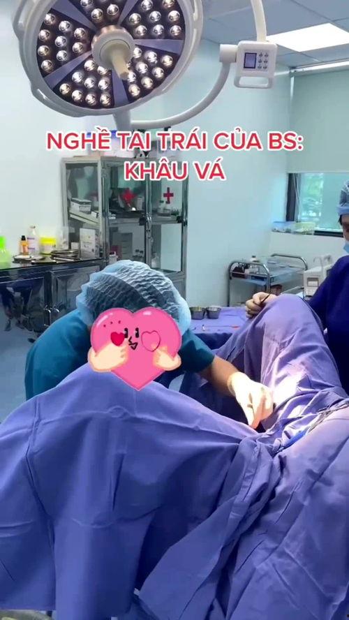 女医生换丝袜图片过程,女医生换装瞬间，尽显优雅与专业